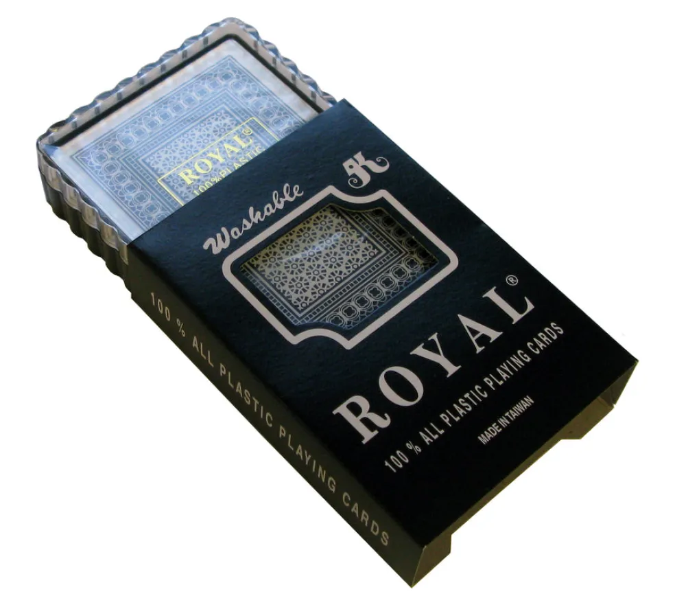 Pelikortti 100 prosenttista muovia