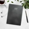 Päiväkirja musta muovikansi parikierresidottu 2026